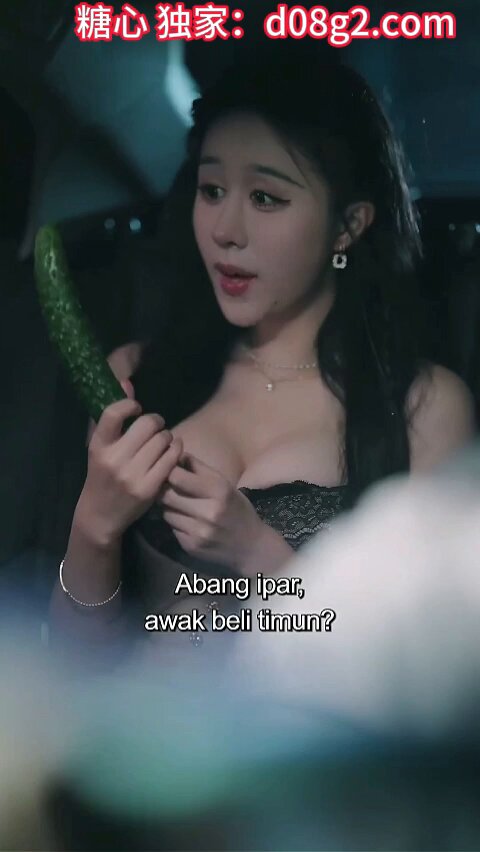 车内黄瓜自慰！黑丝美女Vivian爆乳诱惑开车男狂干