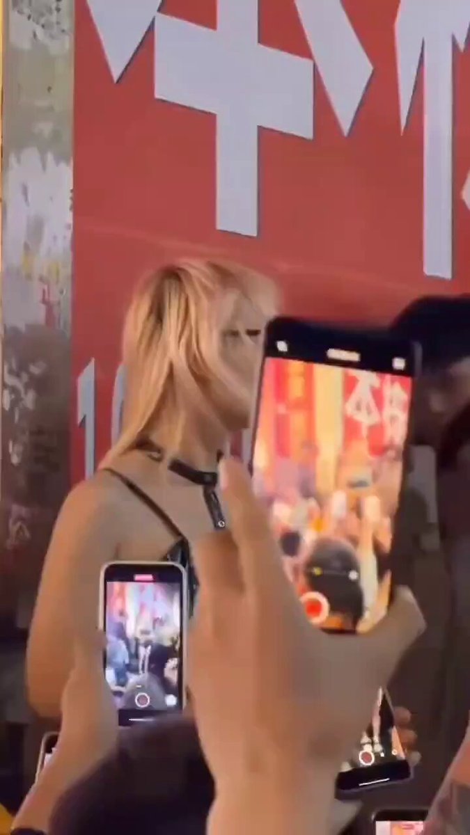 金髪メガネギャルの路上おっぱい露出の神器！群衆がスマホで水濡れ誘惑を激写