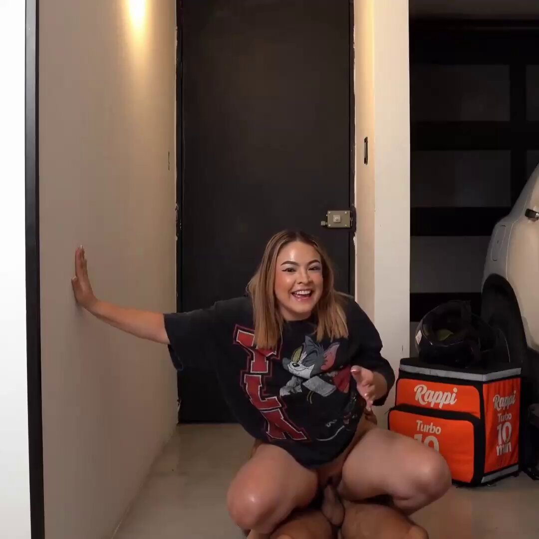 车库送货诱惑！外卖小哥撞见大奶美女光屁股翘臀M字腿张开狂撩