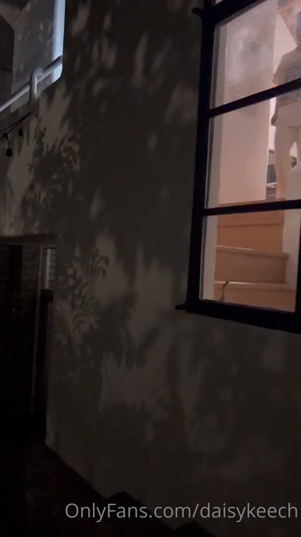 窓の外から覗く金髪美女の浴室での全裸入浴！ぷりっとしたヒップを揉んで誘惑