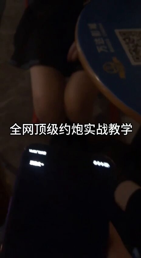 La misión del cliente al aire libre: "Con tanta gente, nadie nos detectará, ¿verdad, colega?" Para consultas, instrucción o par...