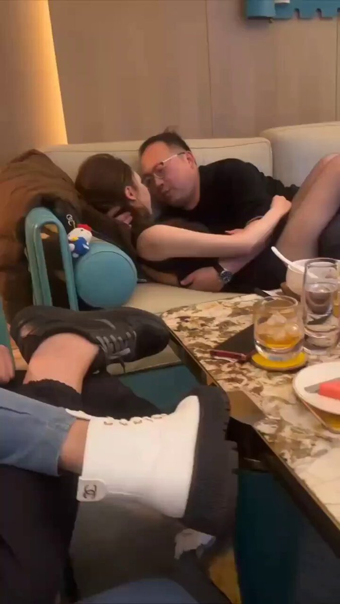 酒店沙发激吻！长腿美女穿白靴勾引眼镜大叔狂亲热