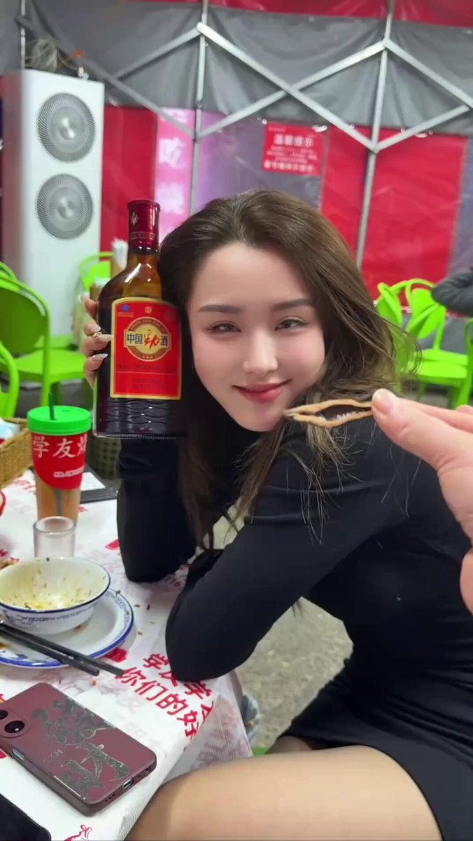 我的小姐妹天还没黑就开始叫喝酒了，今晚我把她们喝到了，让我粉丝们来捡尸 ，谁要的快点报名了哦？🤣 