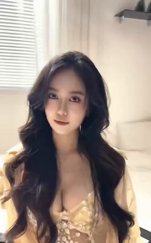 #郑州 90后小姐姐，阳光洒进房间，温柔的她，带着一丝神秘的微笑，等待着你的发现。 #河南 