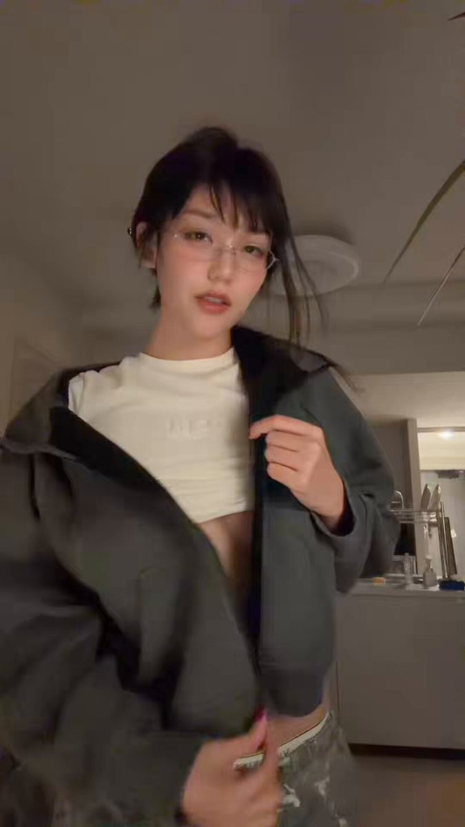 眼镜辣妹yum707厨房露乳热舞，奶子晃荡诱惑爆棚！