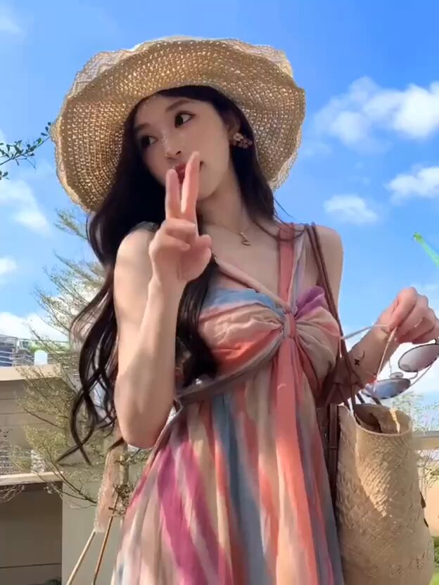 草帽美女户外诱惑！V领露乳长裙撩人自拍