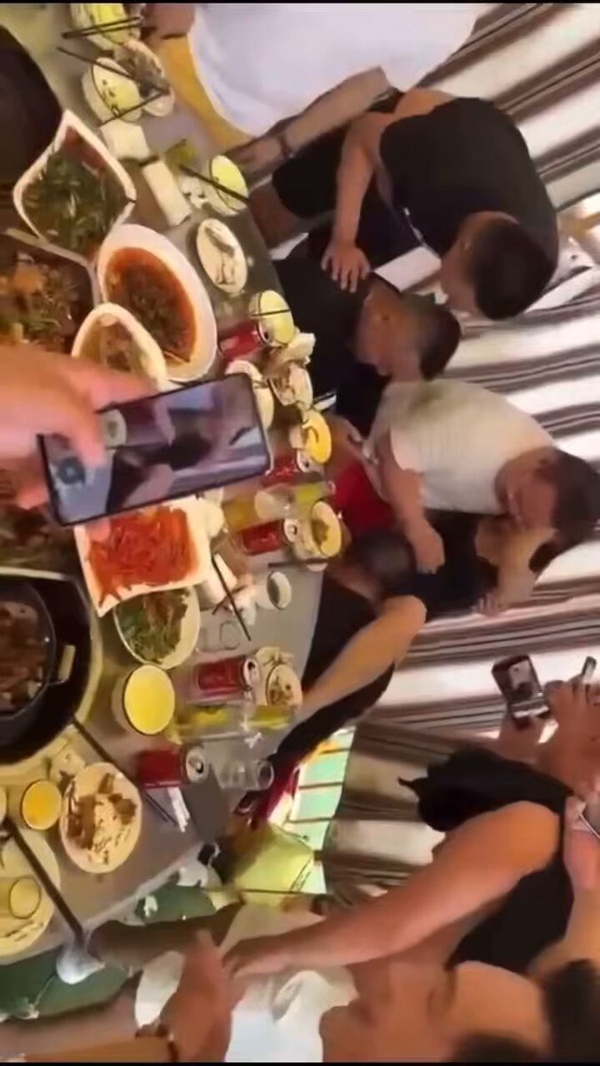 På et klassetreff ble den tidligere skjønnheten dopet ned og tvunget til å gjøre hva hun ville av klassekameratene sine. Den tykke fyren ...