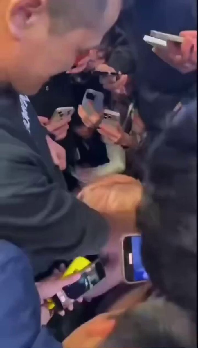 地铁围观狂摸美女大奶！手机近距离拍摄粉嫩乳晕