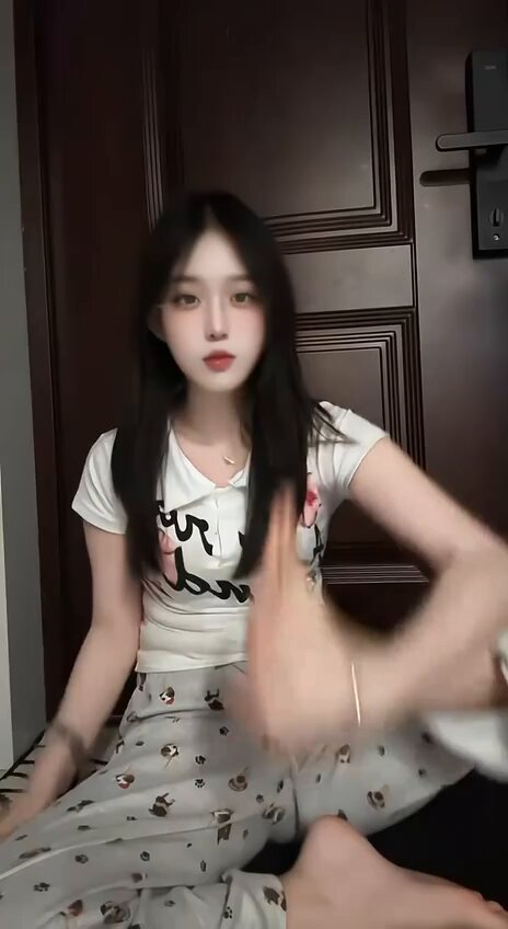 清纯黑长直美女睡衣秀美腿 翘臀诱惑心心比耶