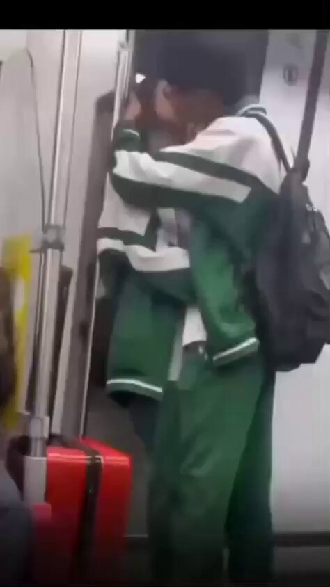 地下鉄で学生カップルが激しくキス！彼氏は寝取られ、彼女は壁に押しつけられて激しくキスされる