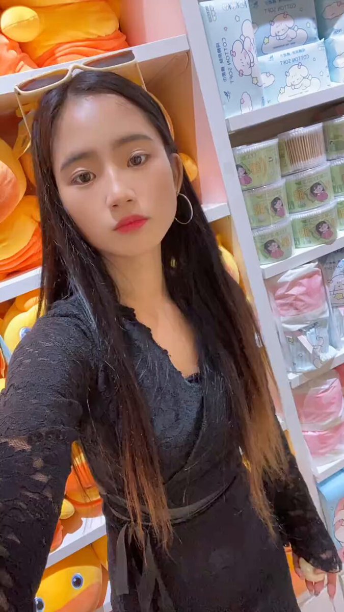 性感黑丝美女超市鸭子玩具区撩人自拍！露沟比耶唇吻诱惑