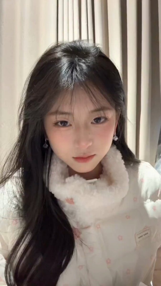 白いセーターの美女がウィンクで誘惑、チェリーの小さな口が大きなバナナを食べたがっている