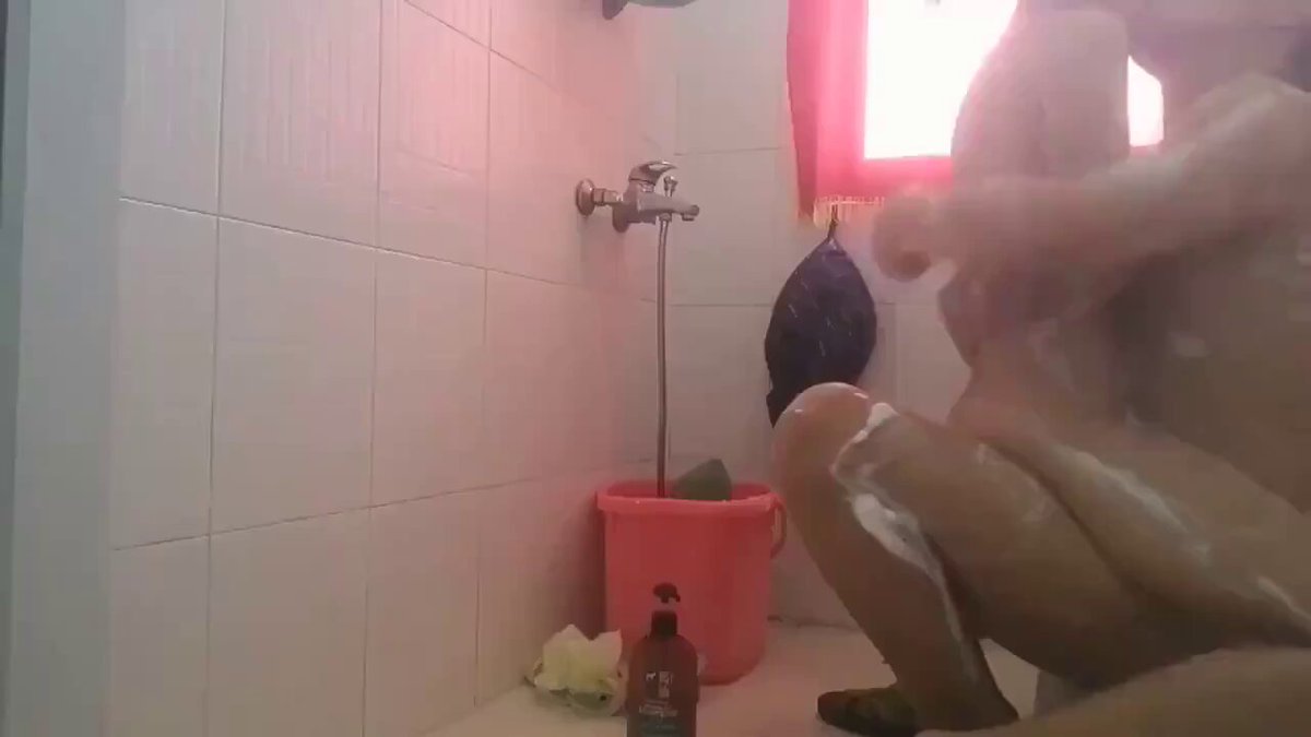 #洗澡偷拍 #乱伦 #高跟 妈妈出去上班了，爸爸在家里给女儿洗澡；洗着洗着爸爸也脱裤子了，然后爸爸开始对女儿下手了

更多高清完整版地址放评论区： 
