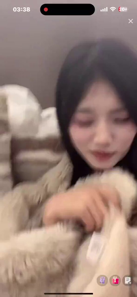 毛衣包裹诱惑！黑发美女床上撩人自摸