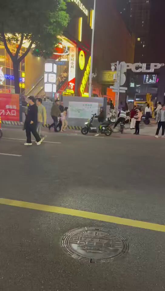 夜の街でピンクスカートの女の子が引きずられる！謎の男が野外で引っ張り回し、熱い行為に発展？