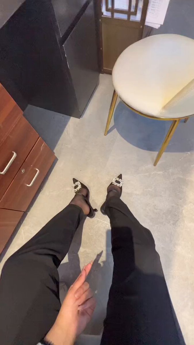 Svar ærlig, foretrekker du meg når jeg jobber om dagen eller når jeg jobber om natten? Søster, jeg vil høre sannheten.