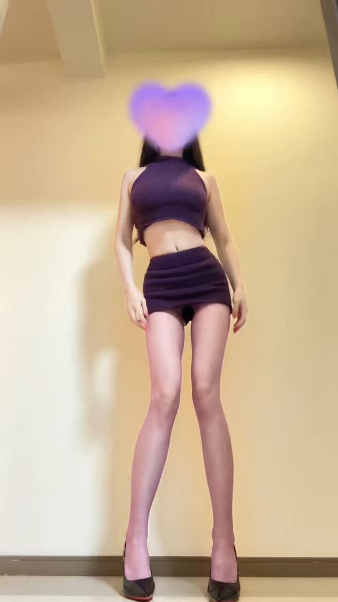 紫色紧身裙美女翘臀走光！黑丝长腿诱惑123av.fun