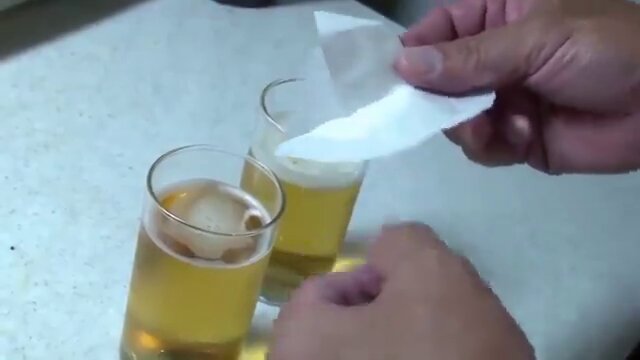 公公觊觎儿媳妇已久，于是在茶里混上安眠药让自己儿子昏睡过去，自己则蒙上儿媳妇眼罩扮成她的丈夫玩弄她，儿媳妇只觉得丈夫的肉棒突然又大又硬便...