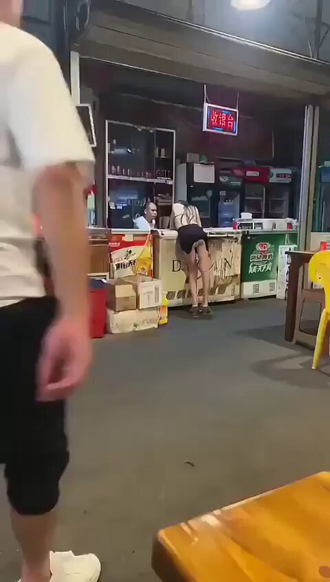 小伙跟好兄弟打赌敢当众插醉酒女！

为了1W的赌注也是拼了 趁美女去吧台结账的时候 扒开人家裤子 从后面强行插入 吓坏众人 ！

 观看链接在评论区 