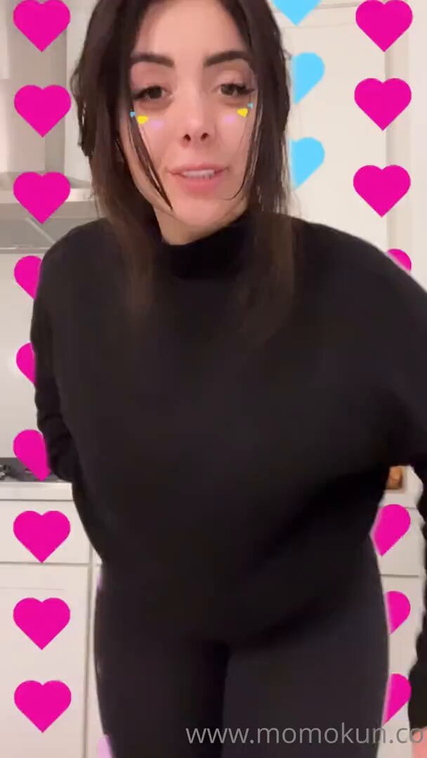 黒い服のセクシー女子がキッチンで胸を露出！巨乳＆美尻の揺れで誘惑 — 123av.fun