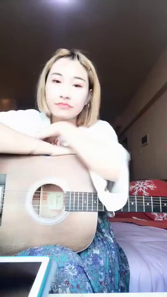 金发美女酒店弹吉他撩人诱惑，饱满乳沟大秀性感曲线！