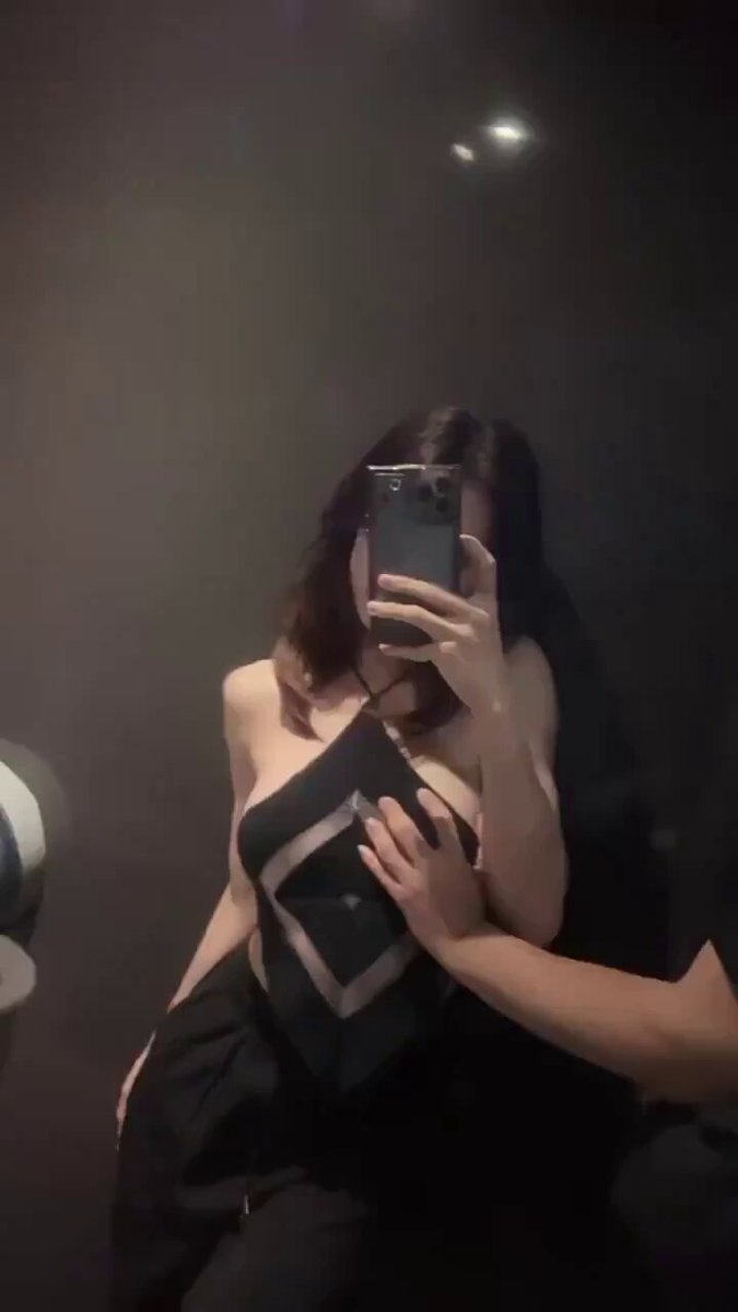 黒スト美女が自撮り中に彼氏に乳を揉まれまくり！露出した胸で誘惑全開