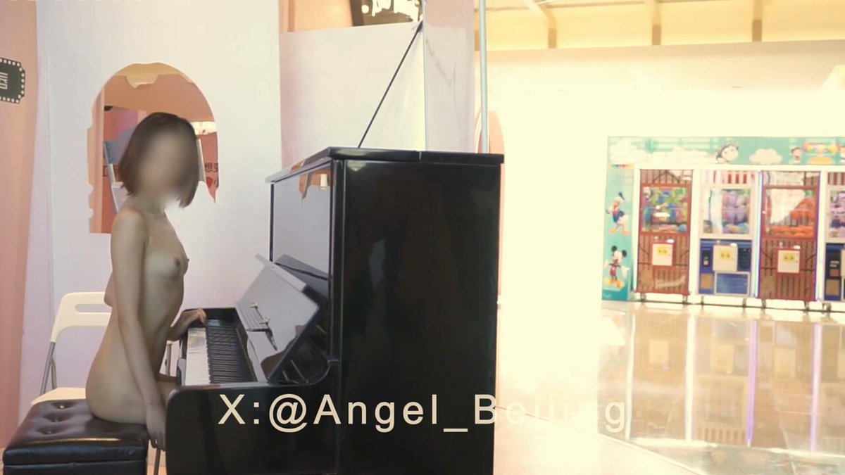 ショッピングモールのピアノ前で裸で誘惑！Angel Beijingの全裸フィンガープレイ狂演
