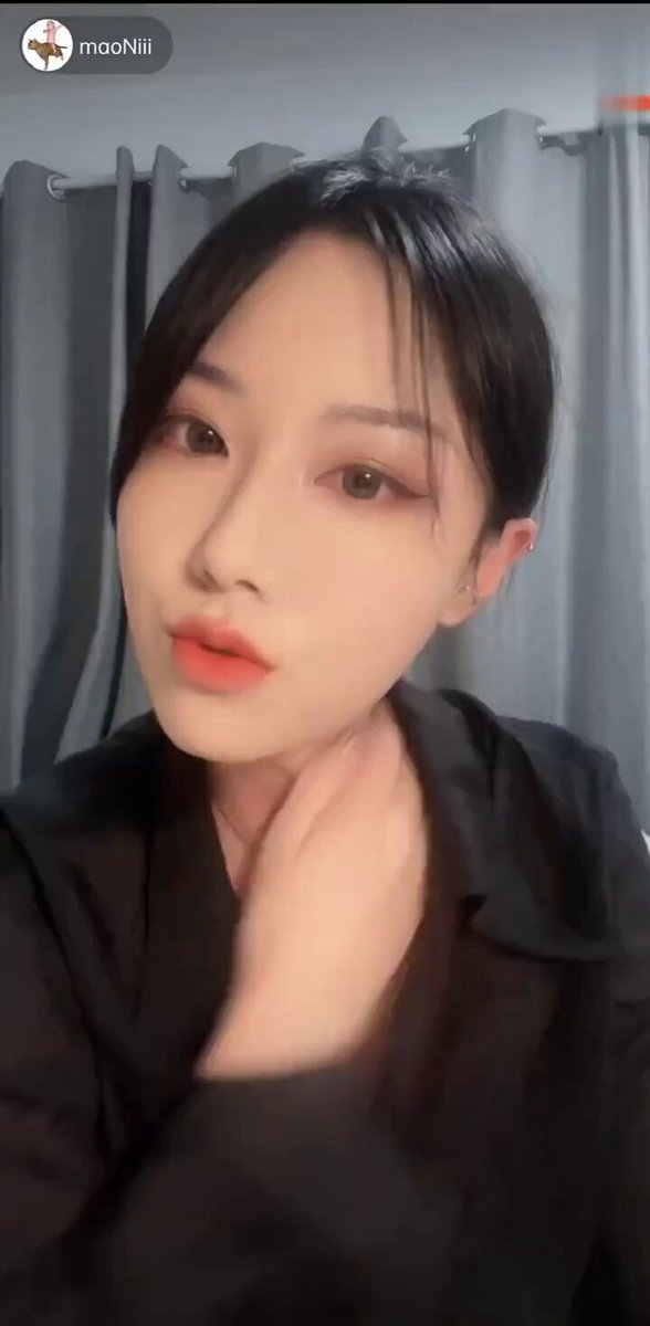 莫妮黑丝诱惑直播 敞开黑衫露出大奶浪叫