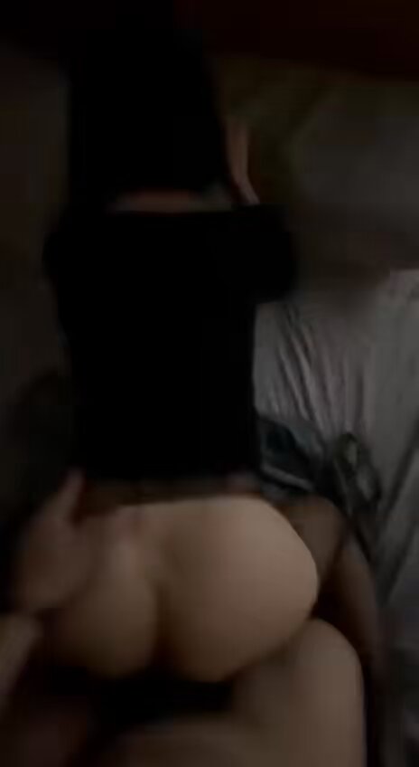 ベッドで揺れるプリッとしたヒップ！黒ストッキング美女のバックからの激しいピストンで潮吹き絶頂