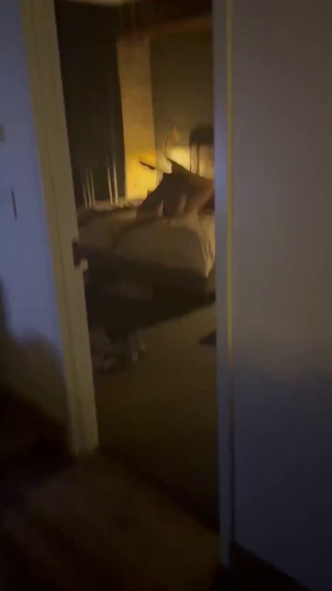 ホテル盗撮：裸の女性のヒップが上がり大開脚、ベッドで誘惑