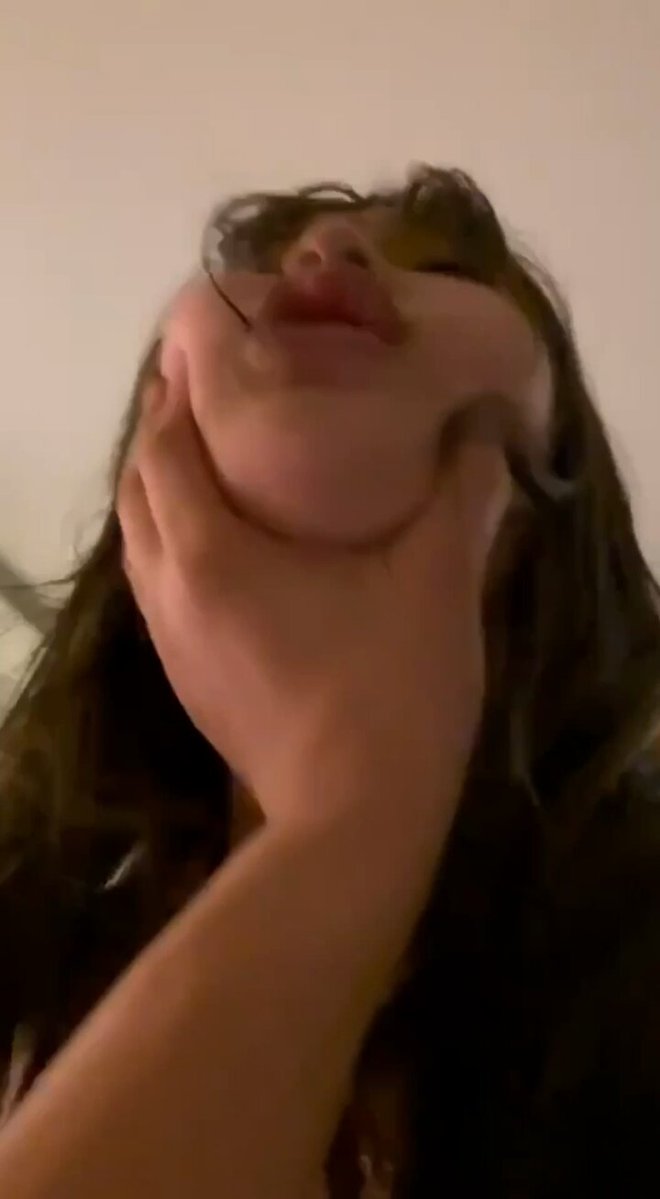 长发美女自捏脸蛋大嘴狂撸，脸蛋变形高潮喷汁！