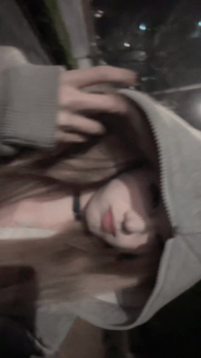 夜店の灰帽美女が逆さ吊りで誘惑。黒ストッキングの豊かなヒップが激しく揺れる