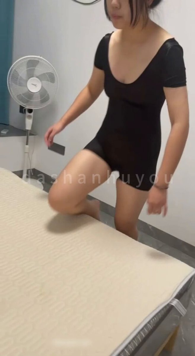 真实摄影师套路单纯学妹私拍，一步步忽悠她越穿越少最后直接上手小姐姐被挑逗的受不了（主页有


 