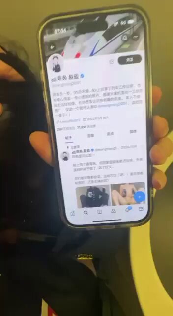 地铁厕所强按美女头深喉口爆！手机偷拍超刺激