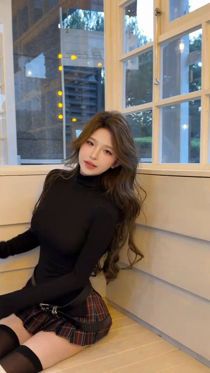 黑丝校服美女窗边撩裙诱惑大秀翘臀