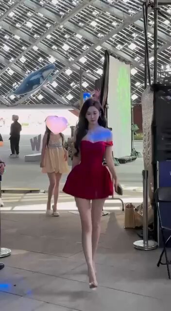 #Shanghai 5⃣️⬆️ Pusa #Jing&#39;an 173E. Ipinanganak noong 2000 🦜w……Naka-istilo at nakakaakit na istilo ng celebrity sa internet • Snow-w...