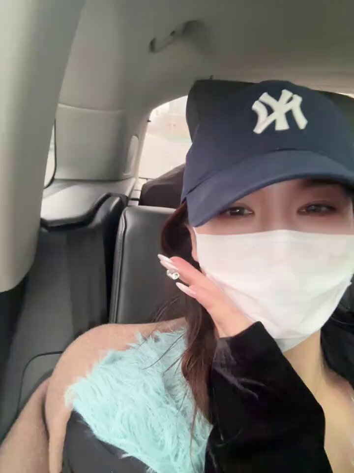 車内でマスクを着けた肩出しセーターの色っぽい娘が自らを愛撫して誘惑