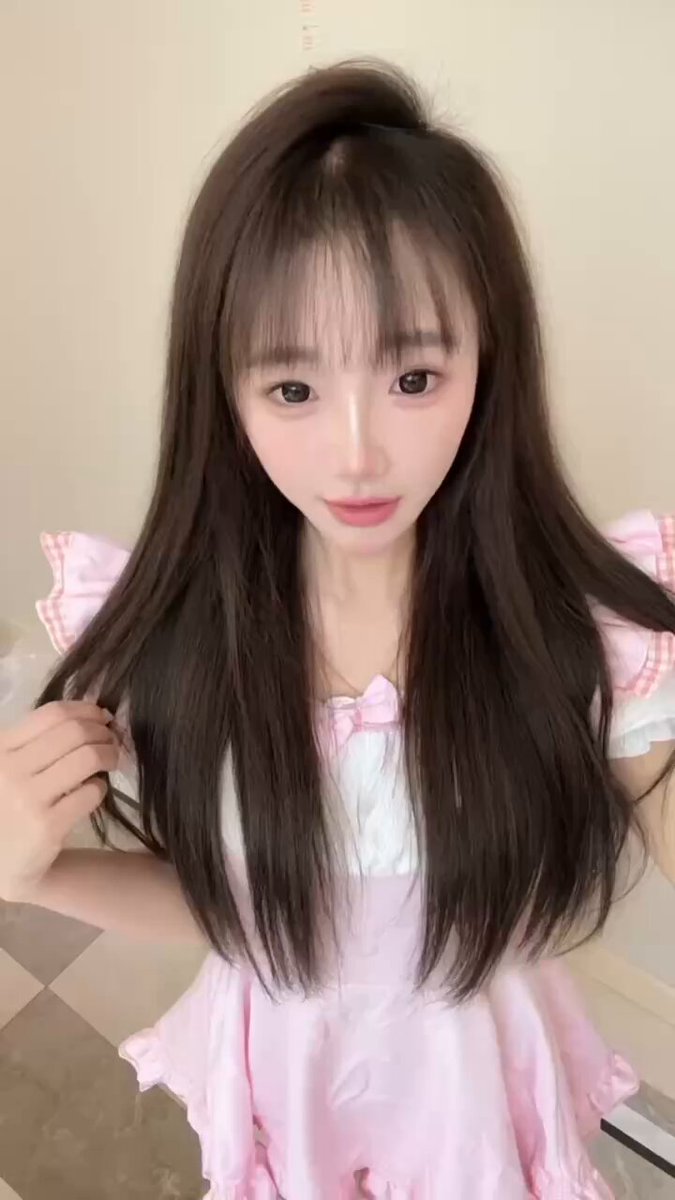 甜美长发妹子粉色蕾丝裙诱惑自拍，翘臀扭腰等你肏！