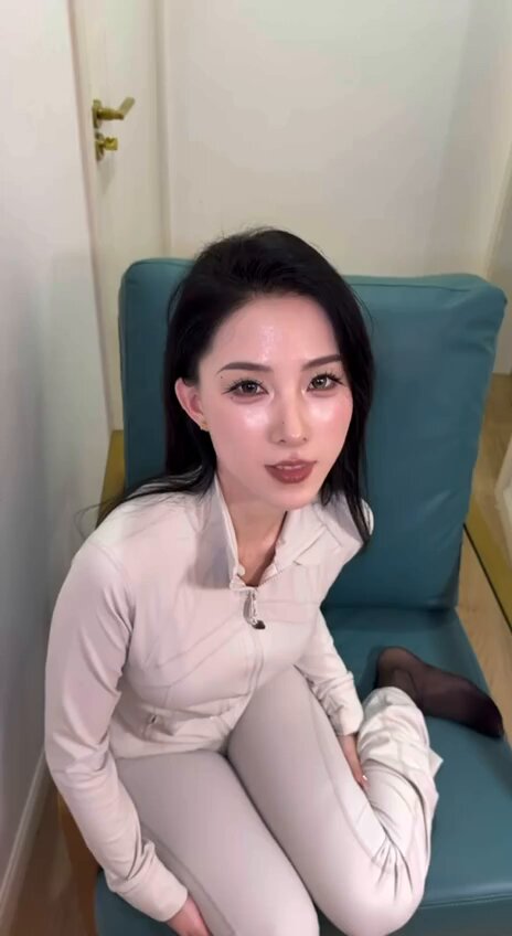 黒ストOL美女が椅子で誘惑、ピンクの唇がわずかに開いてあなたに征服されるのを待っている！