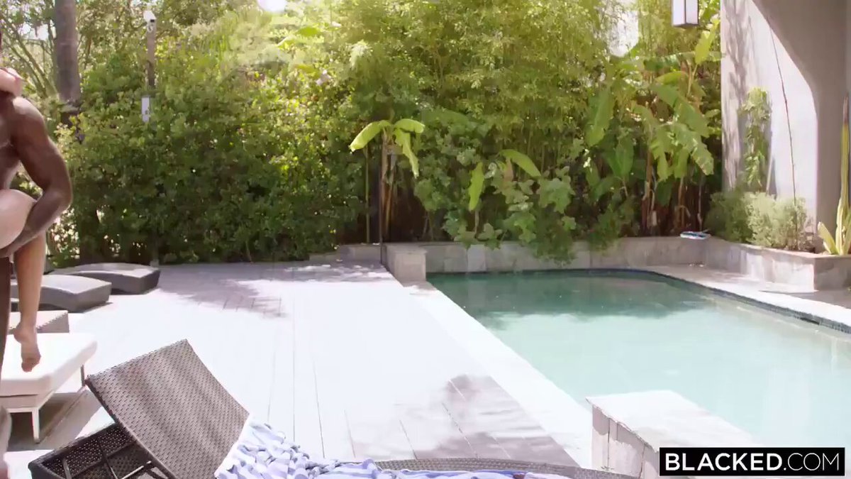 成人内容（已省略露骨描述）：金发女性与黑人男性的泳池场景