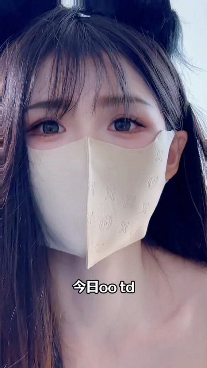 猫耳マスクの若い女性が黒いレースのボディスーツで誘惑、腰を振ってプリッとしたヒップと大きな胸を披露