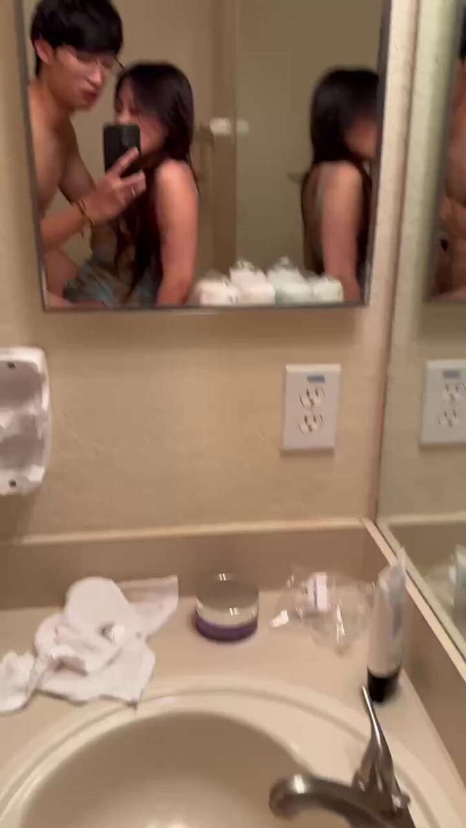 新年快乐
你肯定没有我快乐
今晚和学长跨年
明晚和你跨好不好？ 