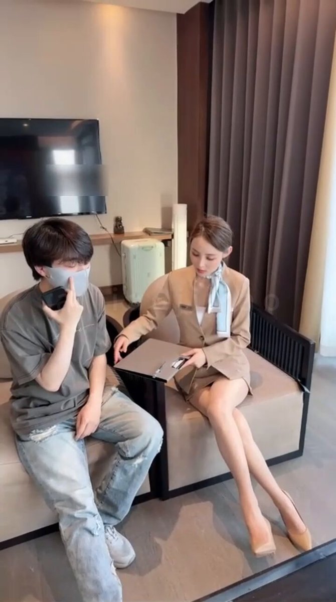 酒店OL美女短裙诱惑！翘臀美腿勾引帅哥狂操内射高潮