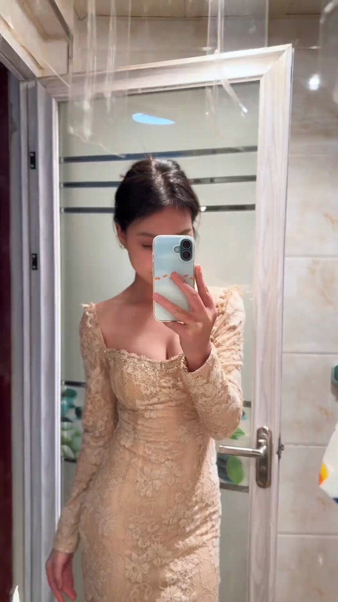 性感美女蕾丝长裙自拍，深V爆乳诱惑123av.fun