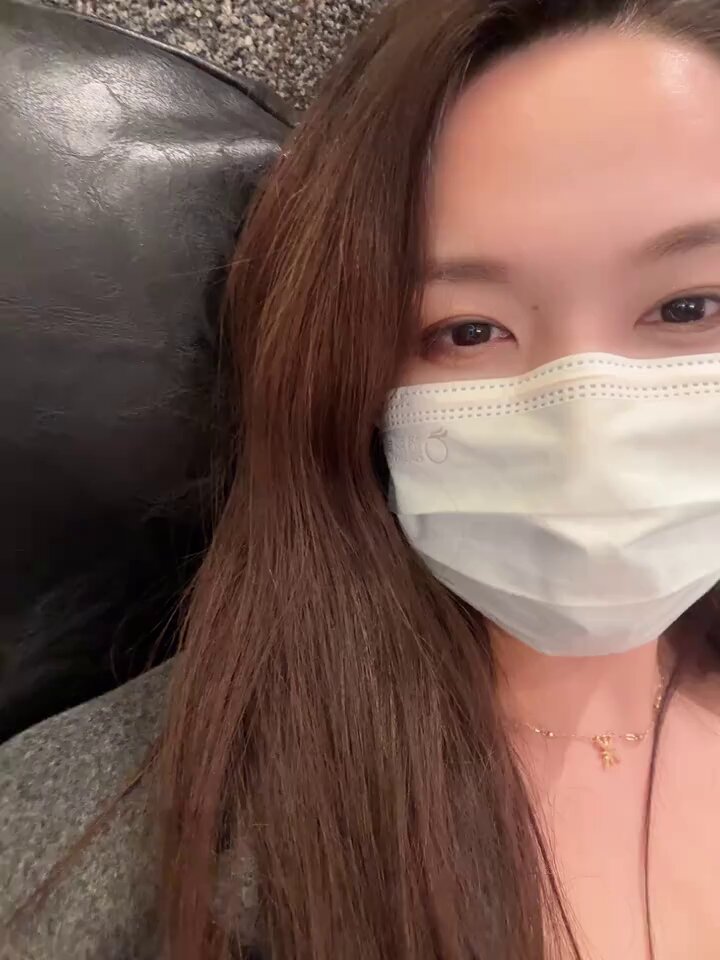 マスク美女がソファで誘惑セルフィー、へそ出しロングヘアで色っぽく挑発！