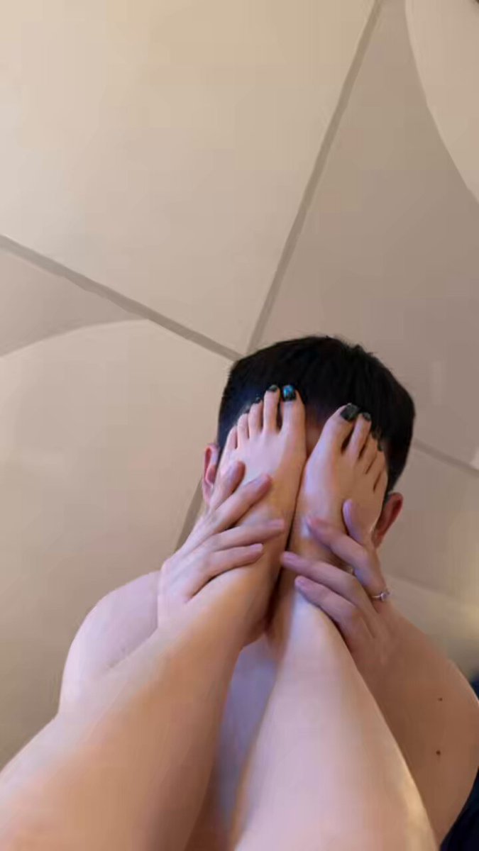 Beautiful Legs Clamp the Cock! Tender Feet Masturbate to an Explosive Cumshot