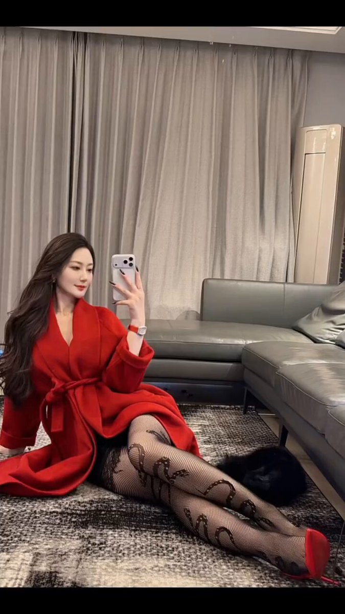 红衣美女蛇纹黑丝翘腿诱惑，自拍秀大长腿超性感！