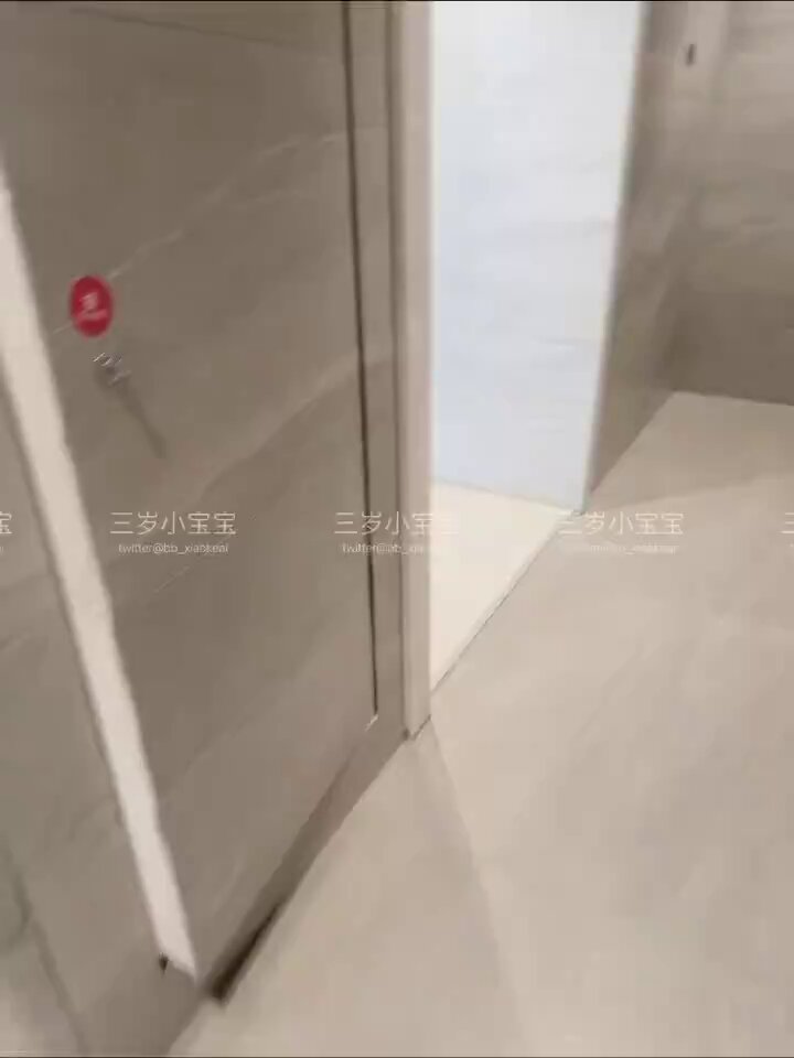 高楼窗边翘臀诱惑！长发美女蕾丝裙后入猛干