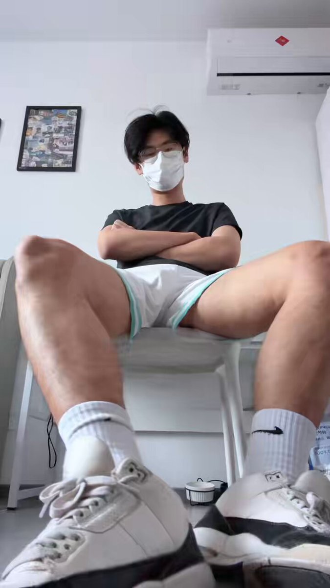 眼镜口罩帅哥翘腿露大腿内裤脚踩Jordan鞋诱惑