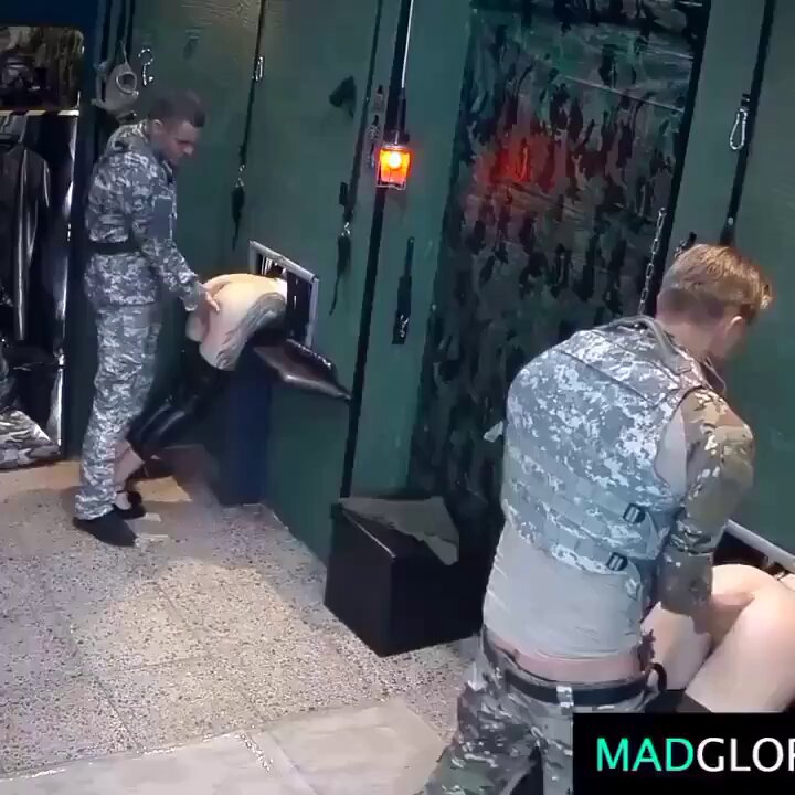 军营迷彩猛男狂插假人肉穴！士兵厕所轮番爆操